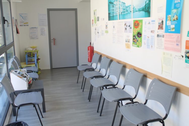 Salle d'attente bâtiment bleu
